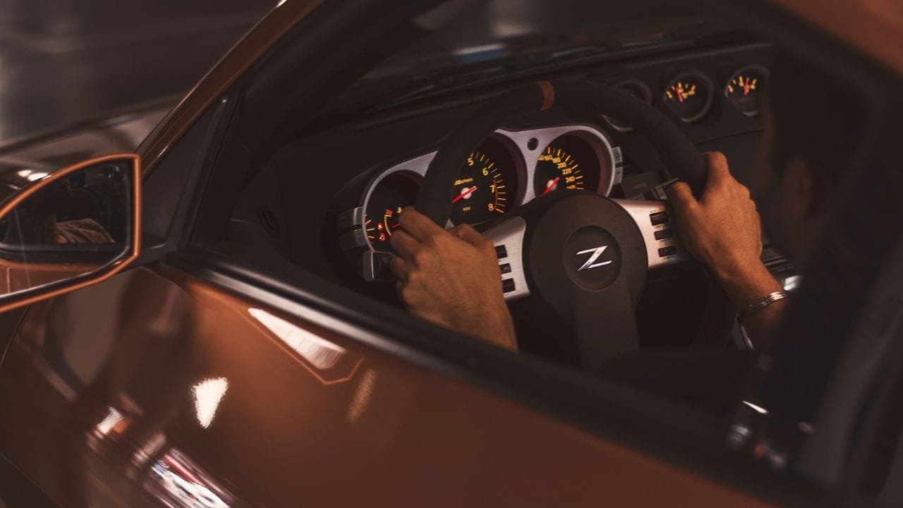 કારમાં લાઇટ કલરના સીટ કવર અને ડેશબોર્ડ કવરનો ઉપયોગ કરવાથી પણ ગરમીનો અસર ઓછો થાય છે. હળવા રંગો સૂર્યકિરણોને ઓછું શોષે છે, જેનાથી કાર અંદરથી વધુ ઠંડી રહે છે. (Image Credit Source: Social Media)