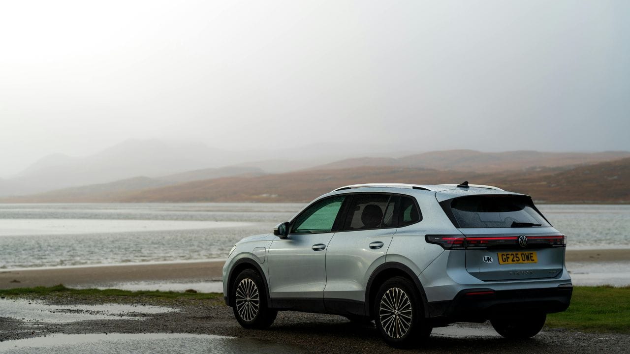 આ ઉપરાંત, કારના કાચ થોડા ખુલ્લા રાખવાથી હવાના સરક્યુલેશનને મદદ મળે છે. આથી અંદર ભેગી થયેલી ગરમ હવા બહાર નીકળી શકે છે. જોકે, આ કરતી વખતે સુરક્ષા બાબતોનું ખાસ ધ્યાન રાખવું જરૂરી છે. (Image Credit Source: Social Media)