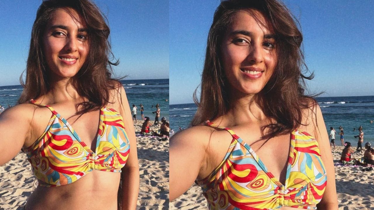 અન્ય ઘણા ફોટા તે બીચ પર ઉભી છે, અતિ આત્મવિશ્વાસપૂર્ણ અને સ્ટાઇલિશ લુકમાં દેખાઈ રહી છે.(ફોટો ક્રેડિટ-સિમરત કૌર રંધાવા અકાઉન્ટ)