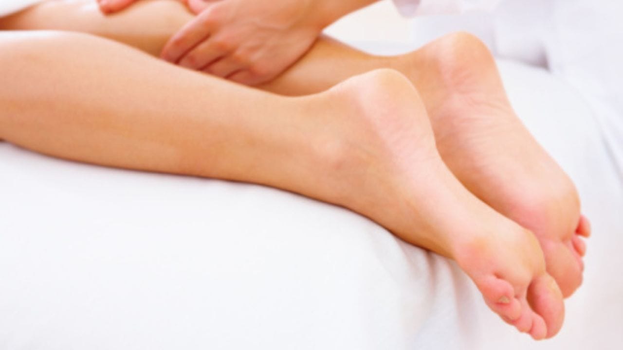 ત્વચા માટે કોર્નસ્ટાર્ચના ફાયદા અંગે વધુ માહિતી ઉપલબ્ધ નથી, પરંતુ એથ્લીટ ફૂટ (પગમાં ખંજવાળ, દુર્ગંધ, આંગળીઓ વચ્ચે સફેદ પડ, ત્વચામાં ચીરા કે ચામડી તતડી જવી) જેવી સમસ્યાથી બચવા માટે તેનો ઉપયોગ કરી શકાય છે.આ સમસ્યા ખાસ કરીને ભેજ અને પસીનાના કારણે થતી ફંગલ ઇન્ફેક્શનથી થાય છે, જે કેટલાક લોકોને વધુ થાય છે.  (Image Credit Source: Social Media) 