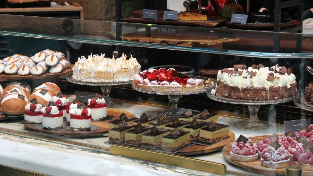 જો તમે કેક અથવા પેસ્ટ્રી બનાવી રહ્યા હો, તો તેને વધુ સોફ્ટ બનાવવા માટે મૈદામાં કોર્નસ્ટાર્ચ મિક્સ કરી શકાય છે. (Image Credit Source: Social Media) 