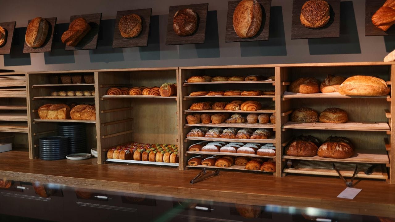 તેમ છતાં, તે હલકો હોય છે અને સરળતાથી પચી જાય છે, જેના કારણે તેનો સેવન સામાન્ય રીતે નુકસાનકારક માનવામાં આવતું નથી. કોર્નસ્ટાર્ચનો ઉપયોગ માત્ર ખાવામાં જ નહીં, પરંતુ ઘરના અનેક કામોમાં પણ કરી શકાય છે, કારણ કે તેમાં ભેજ શોષી લેવાની ક્ષમતા હોય છે. (Image Credit Source: Social Media) 