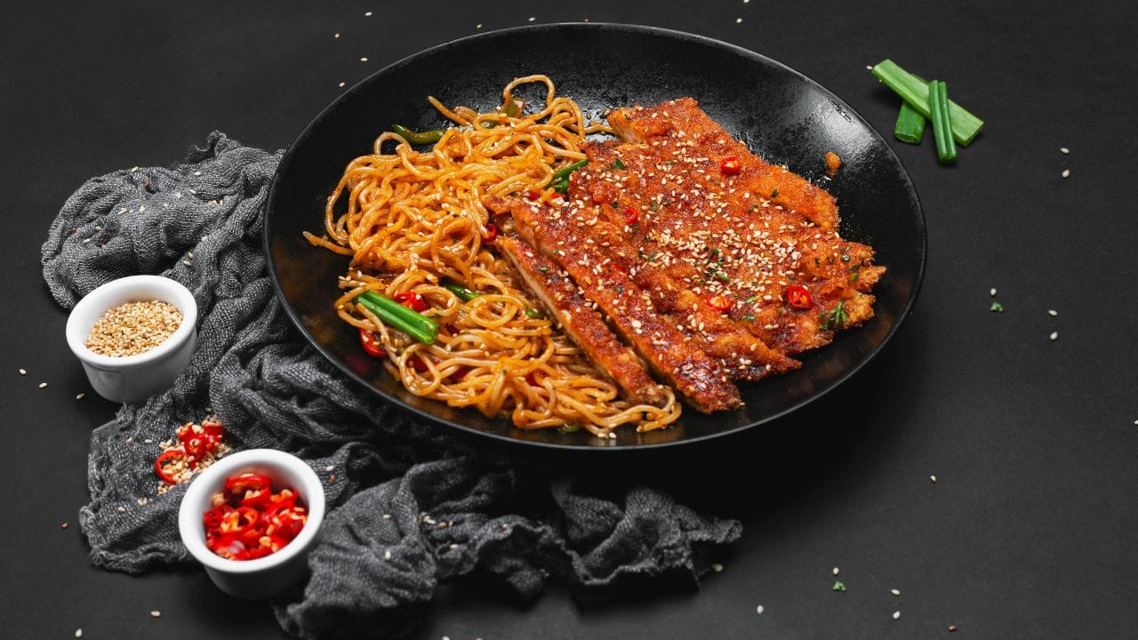 આથી તેલ ઓછું એબ્સૉર્બ થાયે છે અને વાનગી વધુ ક્રિસ્પી બને છે. જો તમે સૂપ, સોસ અથવા પુડિંગ બનાવી રહ્યા હો, તો તેમાં થોડું કોર્નસ્ટાર્ચ ઉમેરવાથી તેને ક્રીમી ટેક્સ્ચર મળે છે અને હલકી મીઠાશ પણ આવે છે. (Image Credit Source: Social Media) 