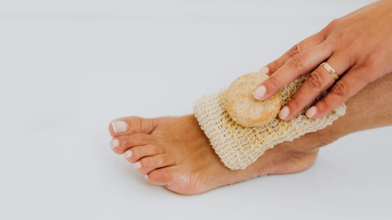 તમે તમારા પગ પર, ખાસ કરીને આંગળીઓ વચ્ચે, થોડું કોર્નસ્ટાર્ચ છાંટો. તે ભેજને ઘટાડે છે અને ત્વચાને સુકી રાખે છે. જો તમને જૂતાં પહેરતી વખતે વધુ પસીનો આવે છે, તો તમે મોજામાં પણ થોડું કોર્નસ્ટાર્ચ છાંટી શકો છો, જેથી ભેજ અને દુર્ગંધ બંનેમાં ઘટાડો થાય. (Image Credit Source: Social Media) 
