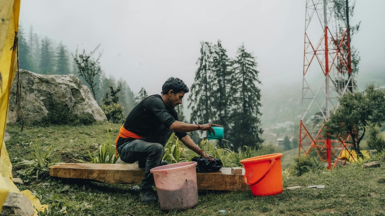 જો કોઈ કપડાં પર તેલનો દાગ લાગી જાય, તો તેને દૂર કરવા માટે તમે કોર્નસ્ટાર્ચનો ઉપયોગ કરી શકો છો. જ્યાં દાગ લાગ્યો હોય ત્યાં કોર્નસ્ટાર્ચ છાંટી ને 10થી 15 મિનિટ માટે રાખો. તે તેલને શોષી લે છે, જેના કારણે દાગ સરળતાથી દૂર થઈ જાય છે. (Image Credit Source: Social Media) 