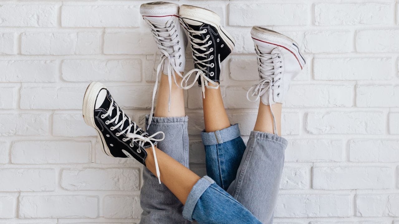 કોર્નસ્ટાર્ચનો ઉપયોગ કરીને તમે તમારા જૂતામાંથી આવતી દુર્ગંધ દૂર કરી શકો છો. રાત્રે જૂતામાં થોડું કોર્નસ્ટાર્ચ છાંટી દો અને તેને એમ જ રાખો. સવારે બ્રશની મદદથી તેને સાફ કરી લો. તમે જોશો કે દુર્ગંધ ઘણી હદ સુધી ઓછી થઈ ગઈ છે, કારણ કે કોર્નસ્ટાર્ચ ભેજને શોષી લે છે અને સાથે ગંધને પણ ઘટાડવામાં મદદ કરે છે. (Image Credit Source: Social Media) 