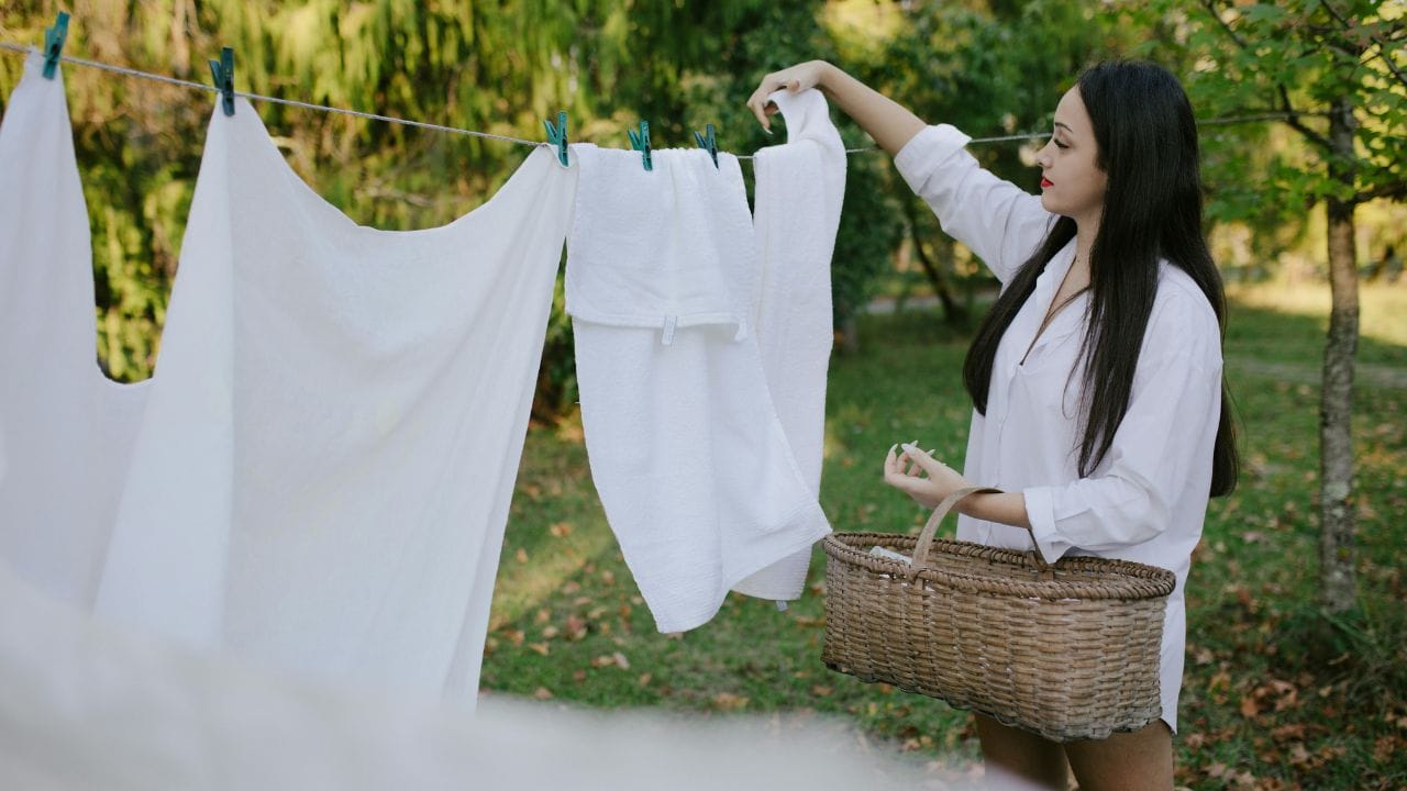 આ ઉપરાંત, કોટનના સફેદ કપડાંને નવું જેવી કડક (ક્રિસ્પ) લુક આપવા માટે પણ કોર્નસ્ટાર્ચ ઉપયોગી છે. તેના માટે 1 ચમચી કોર્નસ્ટાર્ચને એક કપ પાણીમાં નાખીને ગાઢ થાય ત્યાં સુધી ઉકાળો. પછી આ મિશ્રણને અંદાજે 2.5 થી 3 લિટર પાણીમાં ભેળવો. તેમાં કપડાંને ડૂબાડો, પછી તેને સુકવી લો અને અંતે પ્રેસ કરો. (Image Credit Source: Social Media) 