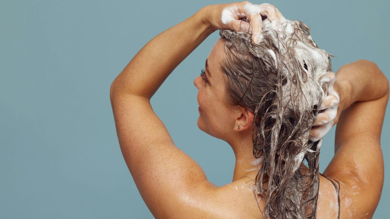 ગરમીના દિવસોમાં ઘણી વાર એવું થાય છે કે શેમ્પૂ કર્યા પછીના બીજા જ દિવસે વાળ સ્કાલ્પ પાસે ઓઈલી દેખાવા લાગે છે. આવી સ્થિતિમાં કોર્નસ્ટાર્ચ ડ્રાય શેમ્પૂ જેવી રીતે કામ કરી શકે છે. (Image Credit Source: Social Media) 