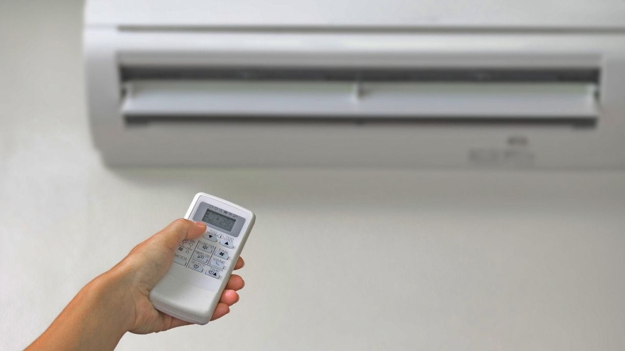 ઓફ-ગ્રીડ સિસ્ટમમાં પણ મર્યાદાઓ છે. બેટરીમાં સંગ્રહ ક્ષમતા મર્યાદિત હોય છે, એટલે ભારે ઉપકરણો લાંબા સમય સુધી ચલાવવા મુશ્કેલ બને છે. ઘણીવાર આવા ઉપકરણો માટે ગ્રીડનો સહારો લેવો પડે છે, જે બિલ વધારવાનું કારણ બને છે.આને એક સરળ ઉદાહરણથી સમજીએ. માનીએ કે તમારી સોલાર સિસ્ટમ વર્ષમાં 8,000 યુનિટ (kWh) વીજળી ઉત્પન્ન કરે છે, પરંતુ તમારા ઘરનો કુલ વપરાશ 10,000 યુનિટ છે. એટલે 2,000 યુનિટ માટે તમને ગ્રીડ વીજળી લેવી પડશે અને તેનો બિલ ચૂકવવું પડશે. આ સ્થિતિમાં સોલાર તમારા કુલ વપરાશના લગભગ 80% ભાગને કવર કરે છે, જ્યારે બાકી 20% માટે તમે ગ્રીડ પર નિર્ભર રહો છો.