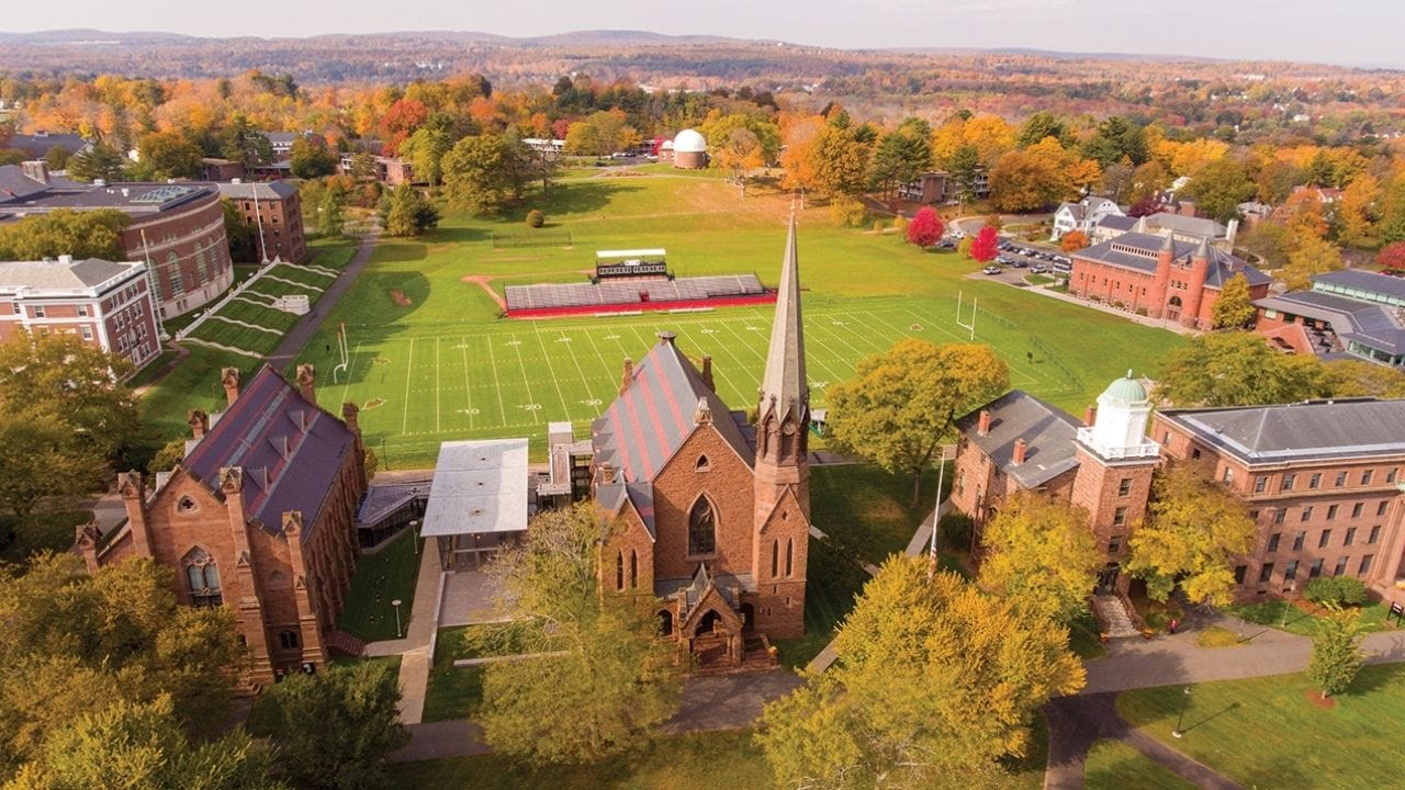 Wesleyan University, કનેક્ટિકટના મિડલટાઉનમાં આવેલી એક ખાનગી લિબરલ આર્ટ્સ યુનિવર્સિટી છે, જ્યાં વિદેશી વિદ્યાર્થીઓને સરેરાશ લગભગ $90,106 (આશરે ₹83.78 લાખ) સુધીની નાણાકીય સહાય મળે છે. આ સંસ્થા ખુલ્લા અભ્યાસક્રમ માટે જાણીતી છે અને ફિલ્મ સ્ટડીઝ, અર્થશાસ્ત્ર અને મોલેક્યુલર બાયોલોજી જેવા વિષયો માટે ખાસ પસંદગી બને છે.