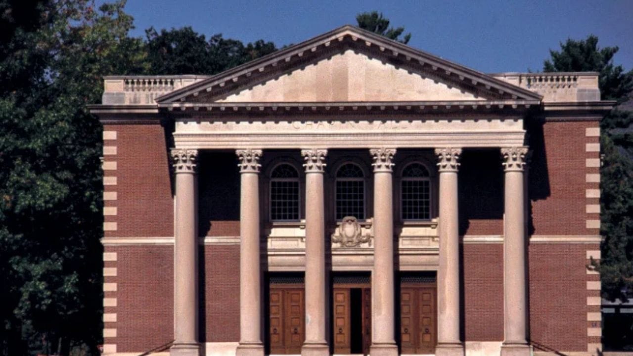 મેસેચ્યુસેટ્સના વિલિયમ્સટાઉનમાં આવેલી Williams Collegeમાં વિદેશી વિદ્યાર્થીઓને સરેરાશ $88,446 (આશરે ₹82.23 લાખ) નાણાકીય સહાય આપવામાં આવે છે. ગયા શૈક્ષણિક વર્ષમાં અહીં 123 વિદ્યાર્થીઓએ આ સહાયનો લાભ લીધો હતો. ગણિત, રાજકીય વિજ્ઞાન અને કલા ઇતિહાસ જેવા વિષયો માટે આ કોલેજ ખૂબ પ્રતિષ્ઠિત માનવામાં આવે છે.