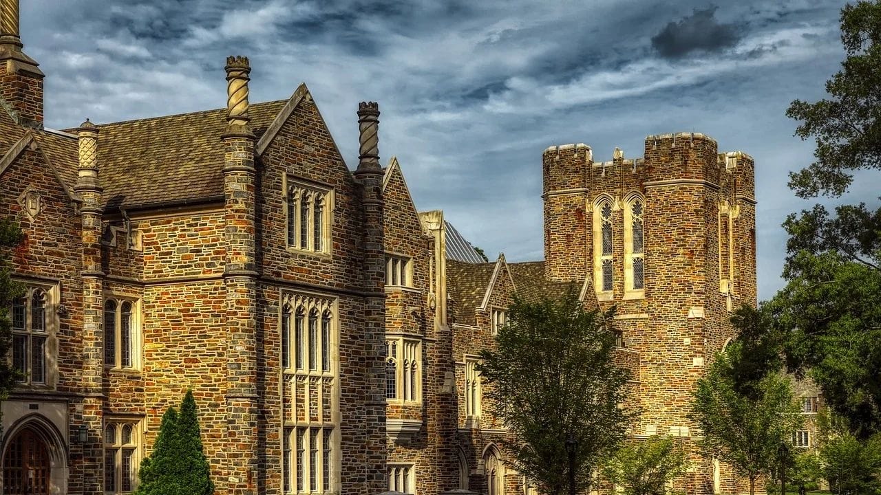 ઉત્તર કેરોલિનાના ડરહામમાં આવેલી Duke University એક પ્રતિષ્ઠિત સંશોધન યુનિવર્સિટી છે. અહીં સરેરાશ $88,274 (આશરે ₹82.07 લાખ) સુધીની નાણાકીય સહાય મળે છે. એન્જિનિયરિંગ, બાયોમેડિકલ સાયન્સ અને પબ્લિક પોલિસી જેવા વિષયો માટે ડ્યુક એક ઉત્તમ વિકલ્પ છે. આ યુનિવર્સિટી તેનો સુંદર કેમ્પસ અને વૈશ્વિક પ્રતિષ્ઠા માટે પણ જાણીતી છે.