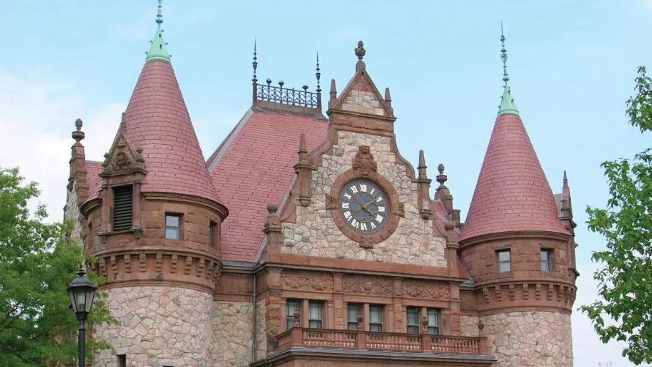 મેસેચ્યુસેટ્સમાં બોસ્ટન નજીક આવેલી Wellesley College એક મહિલા લિબરલ આર્ટ્સ કોલેજ છે, જે મહિલાઓના સશક્તિકરણ માટે પ્રતિબદ્ધ છે. અહીં સરેરાશ $88,095 (આશરે ₹81.91 લાખ) સુધીની નાણાકીય સહાય મળે છે. અર્થશાસ્ત્ર, ન્યુરોસાયન્સ અને આંતરરાષ્ટ્રીય સંબંધો જેવા વિષયો માટે આ કોલેજ ખાસ ઓળખાય છે.