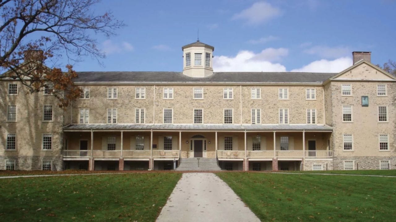 પેન્સિલવેનિયાના હેવરફોર્ડમાં આવેલી Haverford Collegeમાં વિદેશી વિદ્યાર્થીઓને સરેરાશ $87,516 (આશરે ₹81.37 લાખ) સુધીની નાણાકીય સહાય આપવામાં આવે છે. ગયા વર્ષે અહીં 50 વિદ્યાર્થીઓએ આ સહાય મેળવી હતી. ભૌતિકશાસ્ત્ર અને ફિલસૂફી જેવા વિષયો માટે આ કોલેજ ઉત્તમ માનવામાં આવે છે અને તેની કડક સન્માન સંહિતા માટે જાણીતી છે.