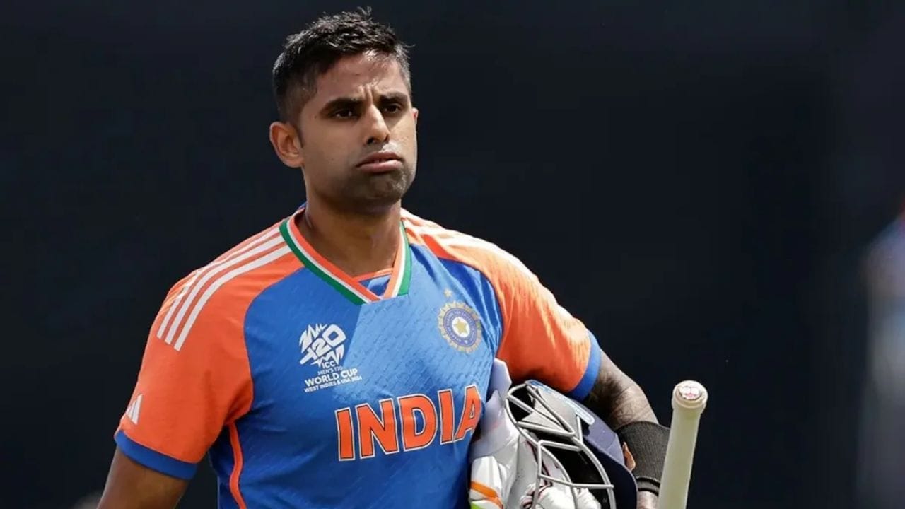 Suryakumar Yadav એ પોતાની કેપ્ટનશીપ હેઠળ ટીમ ઈન્ડિયાને T20 વર્લ્ડ કપમાં સફળતા અપાવી હતી, પરંતુ ત્યારબાદ તેમના વ્યક્તિગત પ્રદર્શન પર પ્રશ્નચિહ્ન ઉભું થયું છે. ખાસ કરીને IPL દરમિયાન તેમનું બેટ શાંત રહ્યું, જે પસંદગીકારો માટે ચિંતાનો વિષય બની ગયું છે. ભારતીય ક્રિકેટ બોર્ડ હવે તેમના પ્રદર્શન પર નજીકથી નજર રાખી રહ્યું છે.