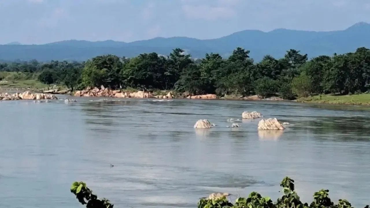 ભારતમાં એવી જ એક અનોખી નદી છે, જેને “સોનેરી નદી” તરીકે ઓળખવામાં આવે છે. આ નદીનું નામ સુવર્ણરેખા નદી છે. ‘સુવર્ણ’ એટલે સોનું અને ‘રેખા’ એટલે લાઈન અથવા પ્રવાહ. આ નામ તેના માટે યોગ્ય છે, કારણ કે આ નદીની રેતીમાં સોનાના નાનાં કણો જોવા મળે છે.