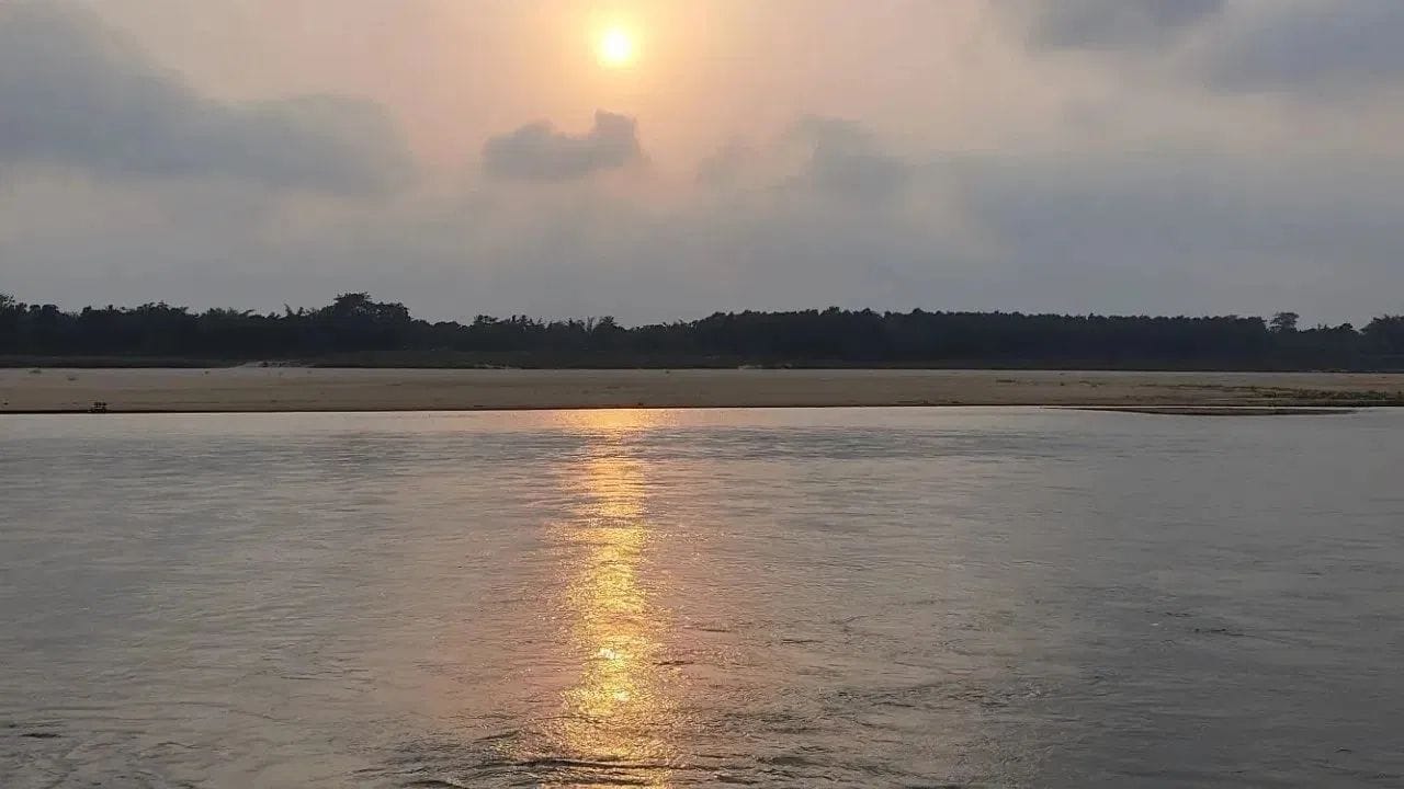 ઇતિહાસમાં પણ સુવર્ણરેખા નદીમાં સોનાના અંશ મળ્યાના ઉલ્લેખો મળે છે. સ્થાનિક લોકો આ નદીની રેતીમાંથી સોનાના કણો એકત્રિત કરતા હતા, જેના કારણે ઘણા લોકોની આવકમાં વધારો થયો હતો. આ કારણે નદીને વિશેષ ઓળખ મળી અને તેનું નામ પણ લોકપ્રિય બન્યું.