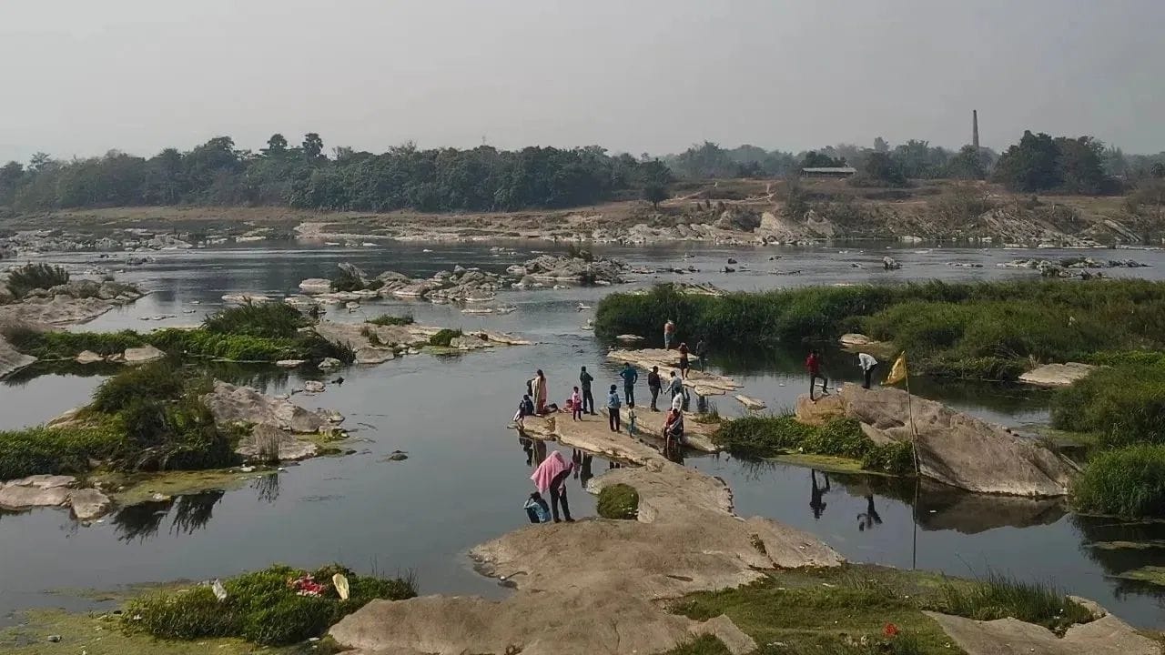 સુવર્ણરેખા નદી માત્ર ભૌગોલિક દ્રષ્ટિએ જ નહીં, પરંતુ આર્થિક રીતે પણ મહત્વપૂર્ણ રહી છે. નદી ખનિજ સમૃદ્ધ પ્રદેશમાંથી પસાર થતી હોવાથી તે પોતાના પ્રવાહ સાથે કિંમતી તત્વો લઈ જાય છે. આ ખાસિયતને કારણે આ નદી પૂર્વ ભારતમાં એક અનોખું સ્થાન ધરાવે છે. આ રીતે, સુવર્ણરેખા નદી કુદરતની એક અનમોલ ભેટ છે, જે માત્ર પાણી પૂરું પાડતી નથી, પરંતુ તેની સાથે સમૃદ્ધિની કહાની પણ વહન કરે છે.