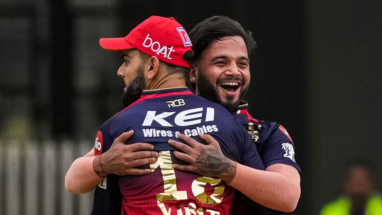 ચાલો અમે તમને આ ખાસ ખેલાડી વિશે કેટલીક મહત્વપૂર્ણ હકીકતો જણાવીએ જેણે RCB ને તેના અધૂરા સ્વપ્નને પૂર્ણ કરવા માટે નોંધપાત્ર કાર્ય કર્યું છે. છેલ્લા એક કે બે વર્ષમાં એક યુવાન ખેલાડીએ જે પીડામાંથી પસાર થવું પડ્યું છે તે વિશે જાણો.