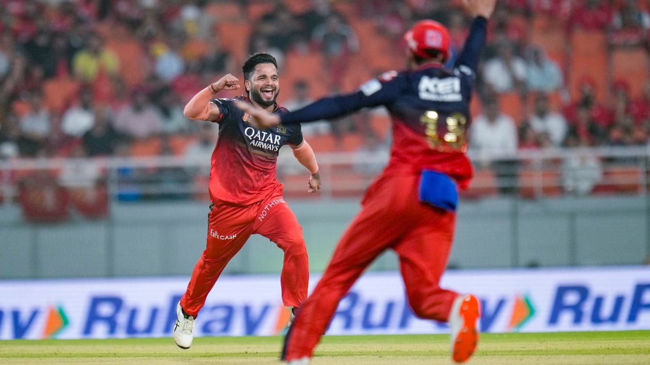 સુયશ શર્માનો જન્મ 15 મે 2003માં થયો હતો. તે એક ભારતીય ક્રિકેટર છે, જે એક લેગ સ્પિન બોલર છે. તે ઘરેલુ ક્રિકેટમાં દિલ્હી ક્રિકેટ ટીમ  અને ઇન્ડિયન પ્રીમિયર લીગ (IPL)માં રોયલ ચેલેન્જર્સ બેંગલુરુની ટીમમાંથી રમે છે.