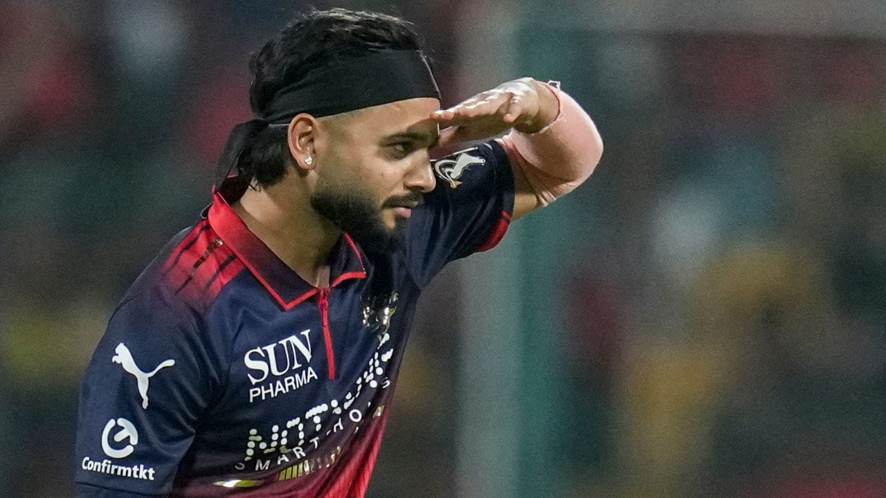 સુયશ શર્મા ઉત્તર પૂર્વ દિલ્હીના ભજનપુરાના રહેવાસી છે. તેમણે તેમના બાળપણના કોચ સુરેશ બત્રાના માર્ગદર્શન હેઠળ પોતાની બોલિંગ શાનદાર કરી હતી.તેઓ શરૂઆતમાં મદ્રાસ ક્લબ અને ડીડીસીએ ક્લબ-ક્રિકેટ સ્પર્ધાઓમાં ક્રિકેટ રમતા હતા.