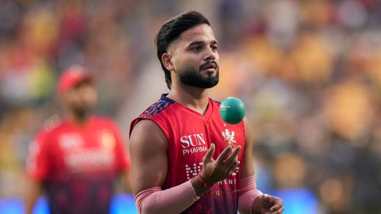 ડિસેમ્બર 2022માં સુયશ શર્માને કોલકાતા નાઈટ રાઈડર્સ દ્વારા ઈન્ડિયન પ્રીમિયર લીગમાં રમવા માટે 20 લાખમાં ખરીદવામાં આવ્યો હતો. તેમણે 6 એપ્રિલ 2023ના રોજ 2023ના ઈન્ડિયન પ્રીમિયર લીગમાં રોયલ ચેલેન્જર્સ બેંગલુરુ સામે ટ્વેન્ટી20માં ડેબ્યૂ કર્યું હતુ.