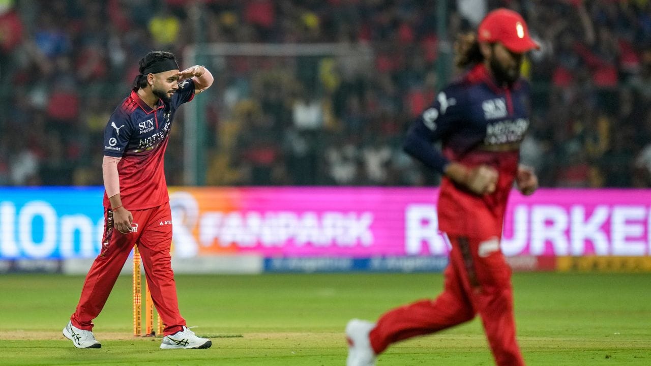  લેગ સ્પિનરે પોતાની ડેબ્યૂ મેચમાં પ્રભાવિત કર્યા,ત્રણ વિકેટ ઝડપીને પોતાની ટીમને 81 રનની જીત અપાવી. 30 રનમાં 3 વિકેટના તેમના બોલિંગ આંકડા પણ આઈપીએલ ડેબ્યૂમાં સ્પિનર ​​માટે બીજા ક્રમે શ્રેષ્ઠ હતા.