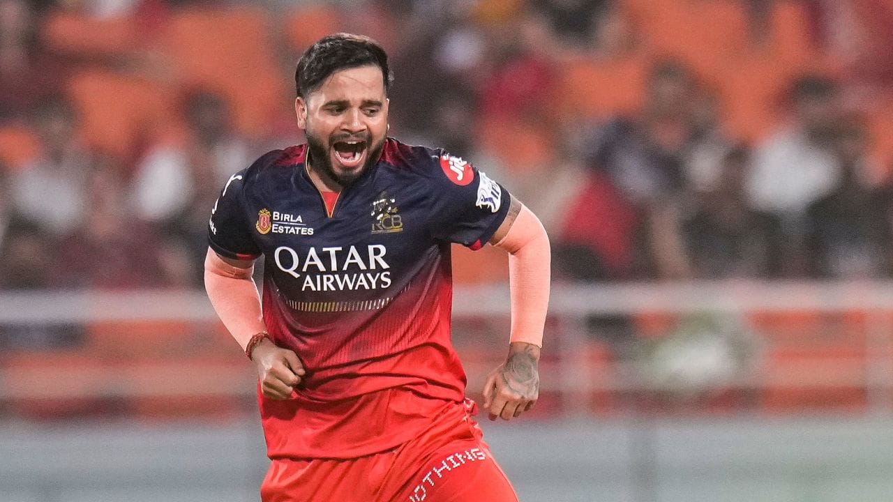 17 ઓક્ટોબર 2023ના રોજ, તેમણે દિલ્હી માટે ડેબ્યૂ કર્યું અને 2023-24 સૈયદ મુશ્તાક અલી ટ્રોફીમાં મધ્યપ્રદેશ સામે પોતાનો પહેલો ટી20માં પાંચ વિકેટ ઝડપી. તેમણે 23 નવેમ્બર 2023ના રોજ દિલ્હી માટે 2022-23 વિજય હજારે ટ્રોફીમાં બિહાર સામે લિસ્ટ એમાં ડેબ્યૂ કર્યું હતુ.