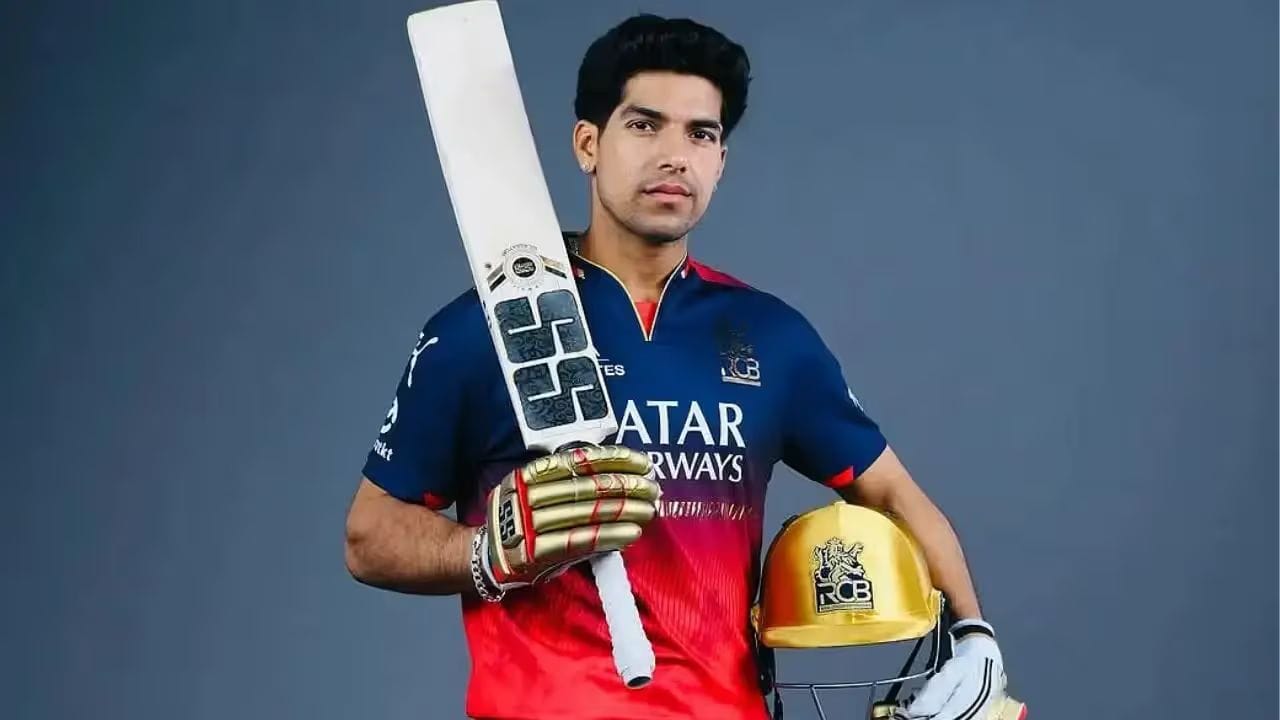 ચેન્નાઈ સુપર કિંગ્સ મ્હાત્રેના સ્થાને સ્વસ્તિક ચિકારાને તક આપી શકે છે. સ્વસ્તિક ચિકારા ઉત્તર પ્રદેશનો ટોપ ઓર્ડર બેટ્સમેન છે. તે ગયા સિઝનમાં RCBનો ભાગ હતો પરંતુ તેને એક પણ મેચ રમવાની તક મળી ન હતી. ચિકારાએ તાજેતરમાં અયોધ્યા પ્રીમિયર લીગ મેચમાં 69 બોલમાં 195 રન બનાવ્યા હતા. ચિકારાએ આ મેચમાં 21 છગ્ગા ફટકાર્યા હતા.