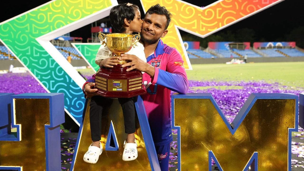 નટરાજનનો જન્મ તમિલનાડુના સેલમ નજીકના ગામ ચિન્નાપમ્પટ્ટીમાં એક તમિલ પરિવારમાં થયો હતો.તેમના પિતા એસ. થંગારાસુ પાવરલૂમ પર કામ કરતા વણકર હતા, અને તેમની માતા ફાસ્ટ-ફૂડ સ્ટોલ ચલાવે છે. નટરાજન પાંચ બાળકોમાં સૌથી મોટા છે.