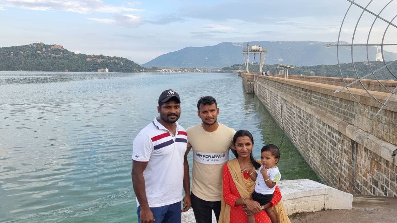 નટરાજને જૂન 2018માં તેમની ક્લાસમેટ પવિત્રા સાથે લગ્ન કર્યા.નવેમ્બર 2020માં તેમની પત્નીએ તેમની પુત્રીને જન્મ આપ્યો. નટરાજન એક દીકરીનો પિતા છે.