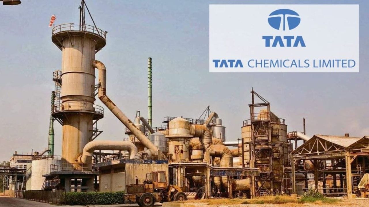 ટાટા ગ્રુપની પ્રતિષ્ઠિત કંપની Tata Chemicalsમાં લાંબા સમય બાદ ફરી ‘Strong Buy’નો સંકેત મળતા રોકાણકારોમાં ઉત્સુકતા વધી છે. ટેક્નિકલ ઇન્ડિકેટર્સ અનુસાર, લગભગ બે વર્ષના અંતરાલ પછી સાપ્તાહિક સમયગાળા (Weekly Time Frame)માં મજબૂત ખરીદીનો સંકેત જોવા મળ્યો છે, જે આગામી સમયમાં તેજી તરફ ઈશારો કરે છે.