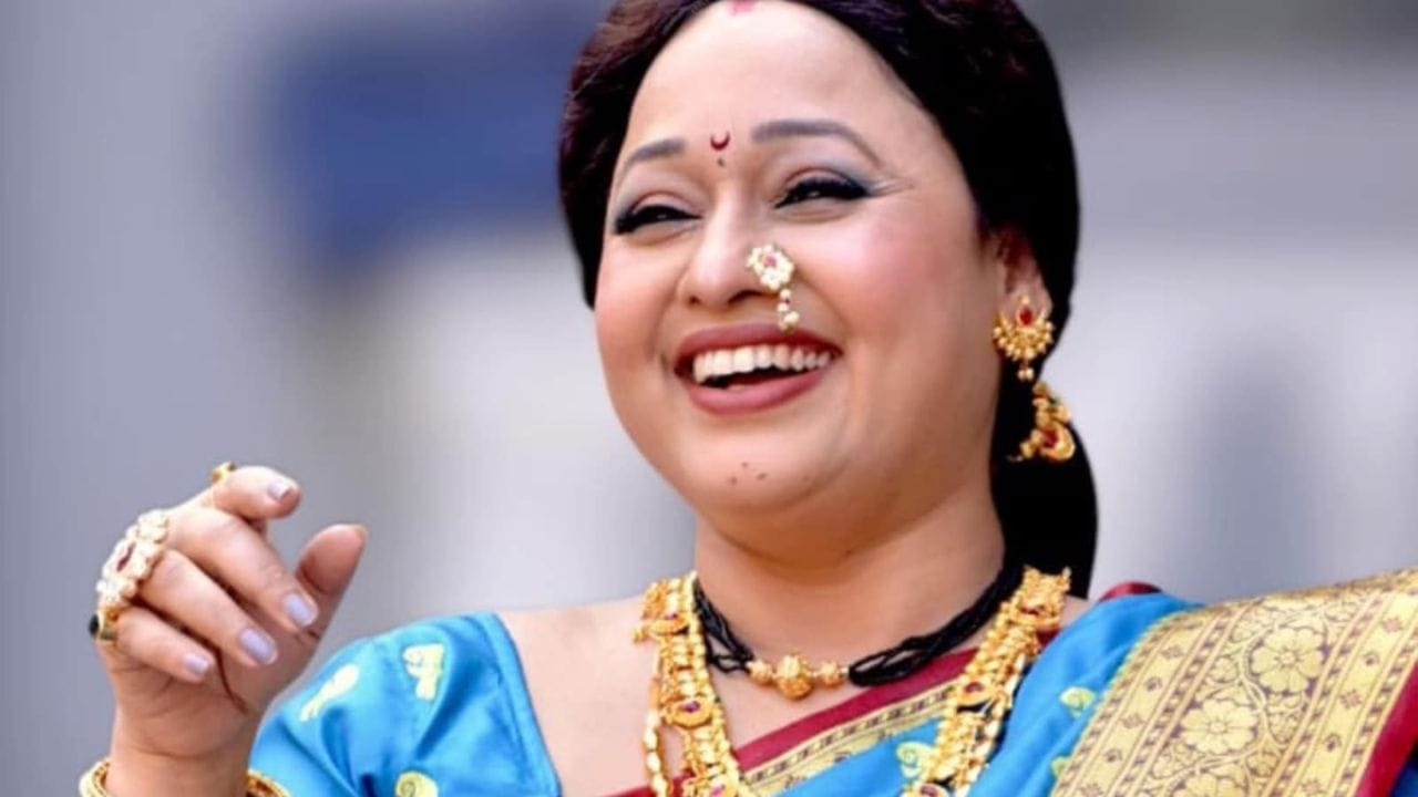 સોનાલિકા જોશી (માધવી ભીડે) : Sonalika Joshi માધવી તરીકે ઘર અને વ્યવસાય બંને સારી રીતે સંભાળતી પાત્ર છે. તેમની સરળતા અને નેચરલ એક્ટિંગને કારણે તેઓ ખૂબ લોકપ્રિય છે. તેમની કુલ સંપત્તિ લગભગ ₹10 કરોડ હોવાનું માનવામાં આવે છે.