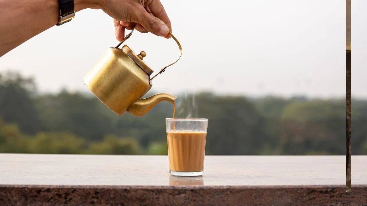 ગરમ ચા પીધા પછી તરત જ પાણી પીવાથી તમારા મોઢાના સ્વાસ્થ્ય (ઓરલ હેલ્થ) પર પણ ખરાબ અસર પડે છે. તાપમાનમાં અચાનક આવતા ફેરફારને કારણે દાંતના ઇનેમલ પર નકારાત્મક અસર પડે છે. આ બેદરકારીને કારણે દાંતમાં ઝણઝણાટી (સેન્સિટિવિટી) પેદા થઈ શકે છે. જો તમે આ સમસ્યાથી બચવા માંગતા હોવ, તો આ આદતને વહેલી તકે સુધારવી જોઈએ.