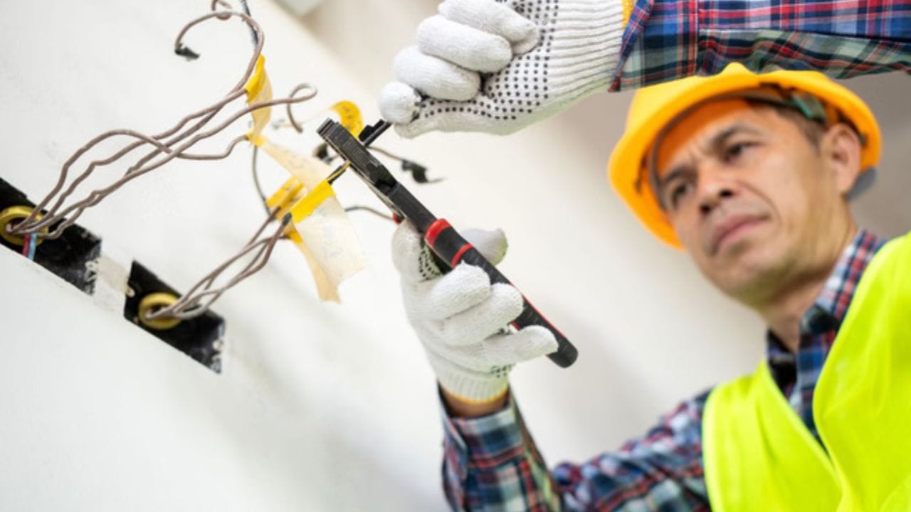 નિયમો શું કહે છે?: ભારતમાં, વિવિધ રાજ્યોમાં વિવિધ વીજળી વિતરણ કંપનીઓ (DISCOMs) ના પોતાના ચોક્કસ નિયમો છે; જો કે, સામાન્ય રીતે કહીએ તો, જો વિદ્યુત ભાર 5 kW કરતાં વધી જાય તો ત્રણ-ફેઝ કનેક્શન મેળવવું ફરજિયાત માનવામાં આવે છે. પૂરા પાડવામાં આવેલ કનેક્શનનો પ્રકાર ઘરના કદ અને ઉપયોગમાં લેવાતા ચોક્કસ ઉપકરણોના આધારે પણ નક્કી કરવામાં આવે છે. તેથી, તમારી જરૂરિયાતો અંગે સચોટ અને ચોક્કસ માહિતી મેળવવા માટે તમારા સ્થાનિક વીજળી વિભાગનો સંપર્ક કરવાની સલાહ આપવામાં આવે છે.(ફોટો ક્રેડિટ-Google)