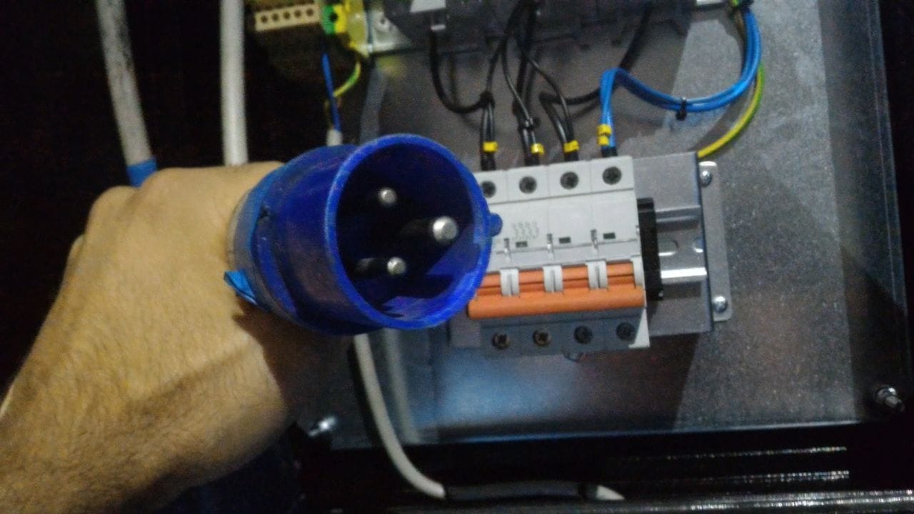 થ્રી-ફેઝ કનેક્શન ક્યારે જરૂરી બને છે?: દરેક ઘરમાં થ્રી-ફેઝ કનેક્શન જરૂરી નથી, પરંતુ ચોક્કસ પરિસ્થિતિઓમાં, તે ફરજિયાત બની જાય છે. જો તમારા ઘરમાં કુલ વીજળીનો વપરાશ 5 થી 7 કિલોવોટ (kW) કરતાં વધી જાય, તો તમારા સિંગલ-ફેઝ કનેક્શનને ત્રણ-ફેઝ કનેક્શનમાં અપગ્રેડ કરવું જરૂરી બની જાય છે. ઉદાહરણ તરીકે, જો તમારા ઘરમાં 2-3 એસી, 2-3 ગીઝર, ઇન્ડક્શન કુકટોપ, માઇક્રોવેવ અને પાણીનો પંપ જેવા ઉપકરણો એકસાથે ચાલી રહ્યા હોય, તો તે ઉચ્ચ-લોડ પરિસ્થિતિ બનાવે છે. આવા કિસ્સાઓમાં, ત્રણ-ફેઝ કનેક્શન એક શ્રેષ્ઠ અને સલામત વિકલ્પ તરીકે કામ કરે છે. (ફોટો ક્રેડિટ-Google)