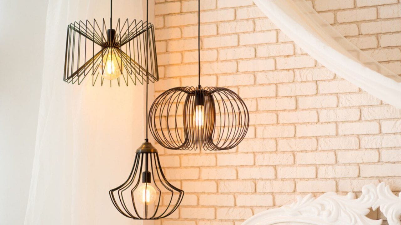 તમારે શું કરવું જોઈએ?: જો તમારા ઘરમાં ઉચ્ચ-શક્તિવાળા વિદ્યુત ઉપકરણો હોય, તો તમારે તમારા વીજળી જોડાણની ક્ષમતાનું તાત્કાલિક મૂલ્યાંકન કરવું જોઈએ. જો જરૂર પડે તો સિંગલ-ફેઝથી ત્રણ-ફેઝ કનેક્શનમાં અપગ્રેડ કરવું સમજદારીભર્યું છે. આ પગલું ફક્ત વધુ વિશ્વસનીય વીજ પુરવઠો સુનિશ્ચિત કરશે નહીં પરંતુ ભવિષ્યમાં સંભવિત દંડ અથવા ગૂંચવણો ટાળવામાં પણ મદદ કરશે.(ફોટો ક્રેડિટ-Google)