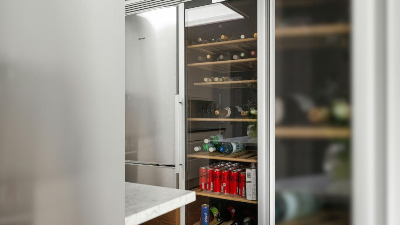 આ સરળ અને અસરકારક ઉપાયો અપનાવીને તમે તમારા ફ્રિજને હંમેશા સ્વચ્છ, ચમકદાર અને ગંધમુક્ત રાખી શકો છો. (Image Credit Source: Social Media)