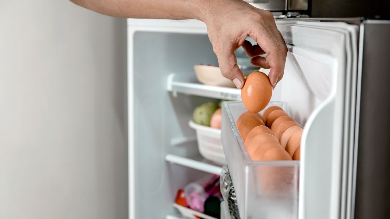 ફ્રિજની યોગ્ય સફાઈ માટે કેટલીક બાબતોનું ધ્યાન રાખવું જરૂરી છે. સફાઈ કરતા પહેલા ફ્રિજને સ્વીચ ઓફ કરીને ડિફ્રોસ્ટ કરવું જોઈએ. ત્યારબાદ તમામ ખાદ્ય વસ્તુઓ બહાર કાઢીને ટ્રે અને શેલ્ફ અલગથી સાફ કરવા જોઈએ. (Image Credit Source: Social Media)