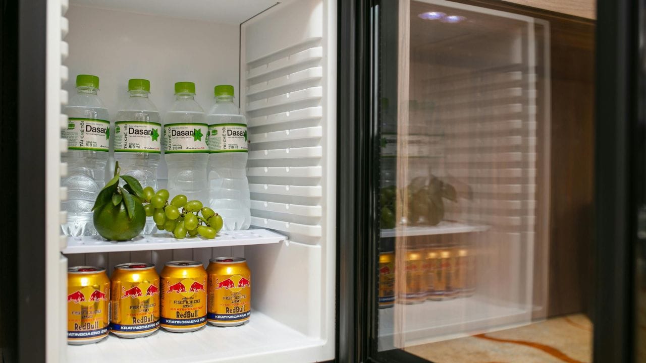 પરંતુ વારંવાર ઉપયોગ અને યોગ્ય સફાઈના અભાવને કારણે ફ્રિજમાં ડાઘ પડી જાય છે અને તેમાં અપ્રિય ગંધ પણ આવવા લાગે છે. આ સમસ્યાઓને અવગણવાથી સ્વચ્છતા અને આરોગ્ય બંને પર અસર પડી શકે છે. (Image Credit Source: Social Media)