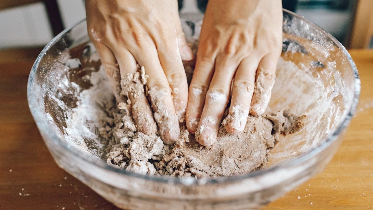 ઘણા લોકો લોટ બાંધીને પછી તરત જ રોટલી બનાવવાનું શરૂ કરે છે, પરંતુ આ યોગ્ય નથી. લોટને ઓછામાં ઓછા 15 થી 20 મિનિટ સુધી ભીનું કાપડ  ઢાંકીને રાખવો જોઈએ. (Image Credit Source: Social Media)