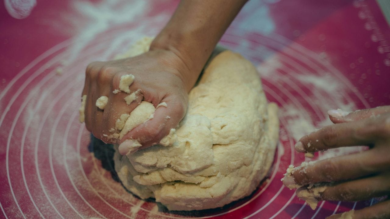 જો તમે ઇચ્છો છો કે લંચ બોક્સમાં પણ રોટલી એવી જ નરમ રહે જેવી તાજી બનાવતી વખતે હોય છે, તો લોટ બાંધતા વખતે કેટલીક ખાસ ટિપ્સ અપનાવી શકાય છે. ચાલો જાણીએ એવી કેટલીક સરળ પરંતુ અસરકારક રીતો, જેનાથી રોટલી કલાકો સુધી રૂ જેવી નરમ રહી શકે છે. (Image Credit Source: Social Media)