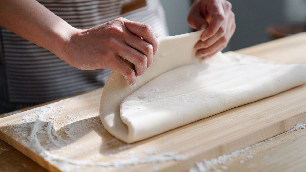 લોટમાં એક નાનો ચમચો ઘી અથવા તેલનો મોવણ ઉમેરવાથી લોટ સ્મૂથ બને છે. ઘી રોટલીમાં નરમાઈ જાળવી રાખે છે અને તેને લાંબા સમય સુધી સૂકાવા દેતું નથી. (Image Credit Source: Social Media)