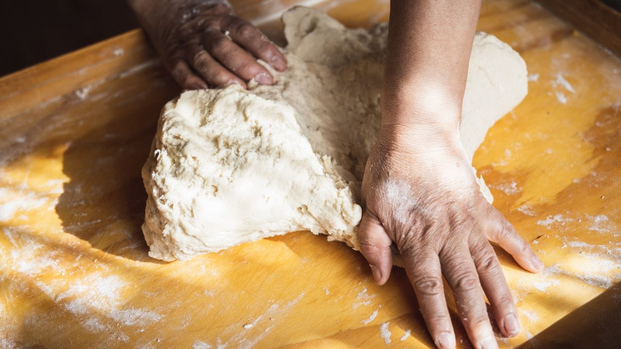 શું તમારા સાથે પણ આવું બને છે? રોટલી નરમ ન રહેવાનું મુખ્ય કારણ ઘણીવાર લોટ બાંધવાની ખોટી રીત અથવા કેટલીક નાની ભૂલો હોય છે. (Image Credit Source: Social Media)