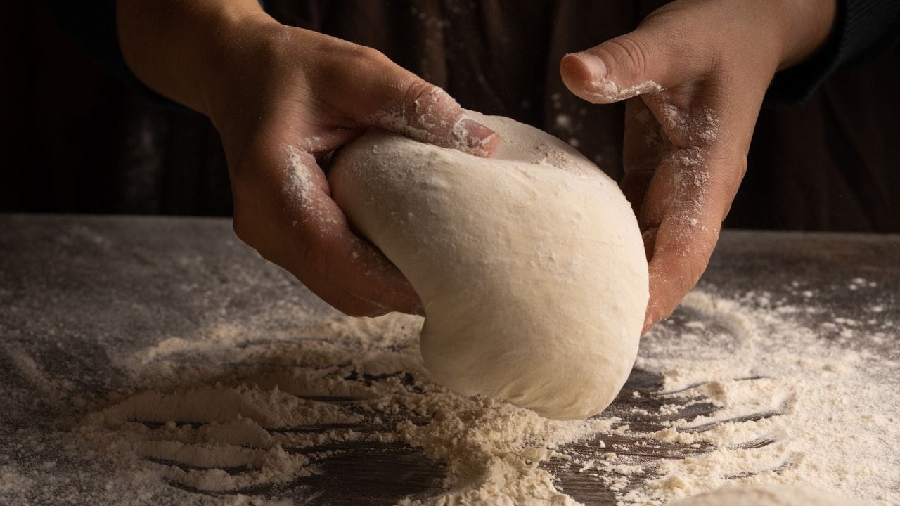 આ દરમિયાન લોટમાં ગ્લૂટન સક્રિય થાય છે, જેનાથી રોટલી સારી રીતે ફૂલે છે ફાટે પણ નથી. (Image Credit Source: Social Media)