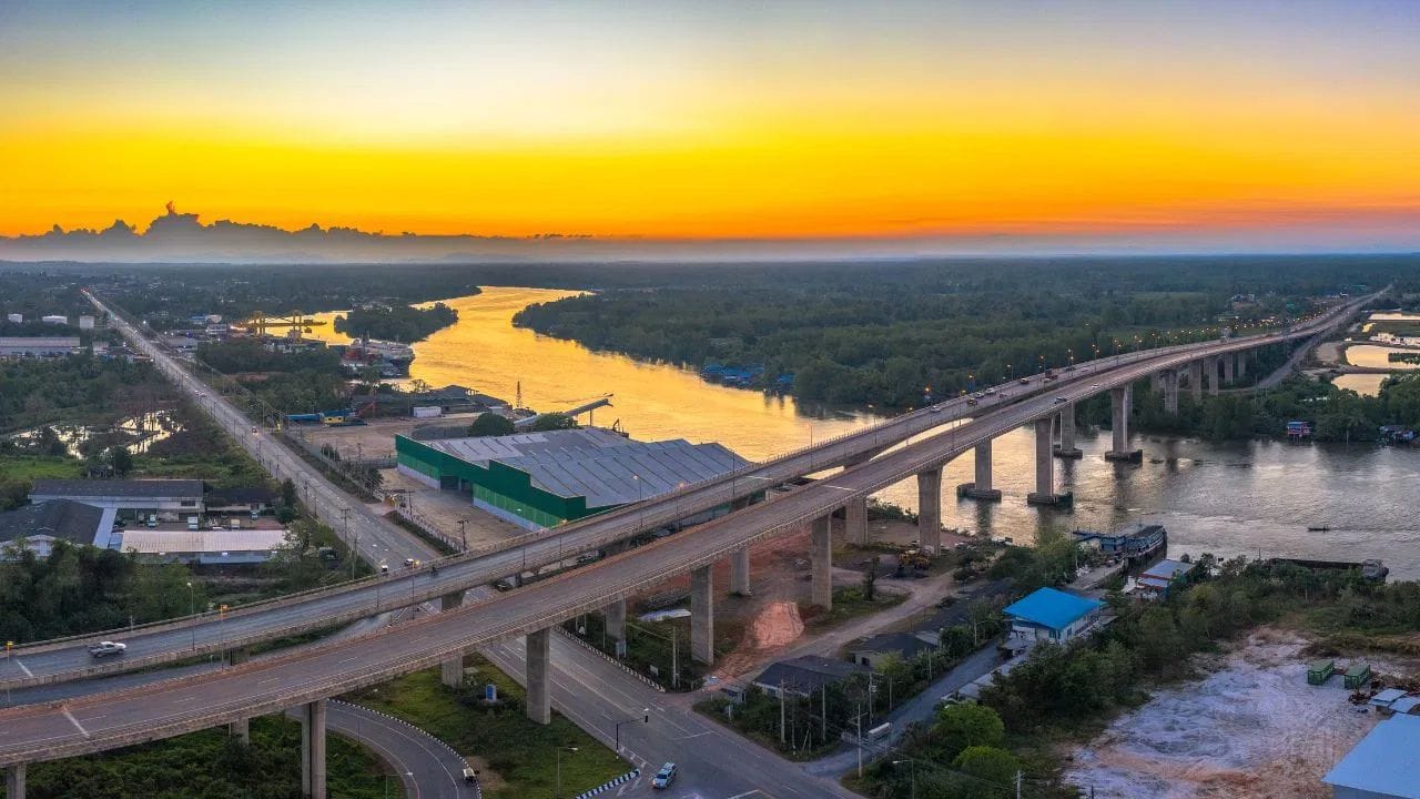 દસમા ક્રમે સુરત છે, જે ગુજરાતનું બીજું શહેર છે. અહીં 32 ધનિક લોકો વસે છે, જ્યારે 2021માં આ સંખ્યા માત્ર 18 હતી. Farooqbhai Patel શહેરના ટોચના ધનિકોમાં સામેલ છે. હીરા અને કાપડ ઉદ્યોગના કારણે સુરત પશ્ચિમ ભારતનું ઝડપથી વિકસતું સમૃદ્ધ શહેર બની રહ્યું છે.