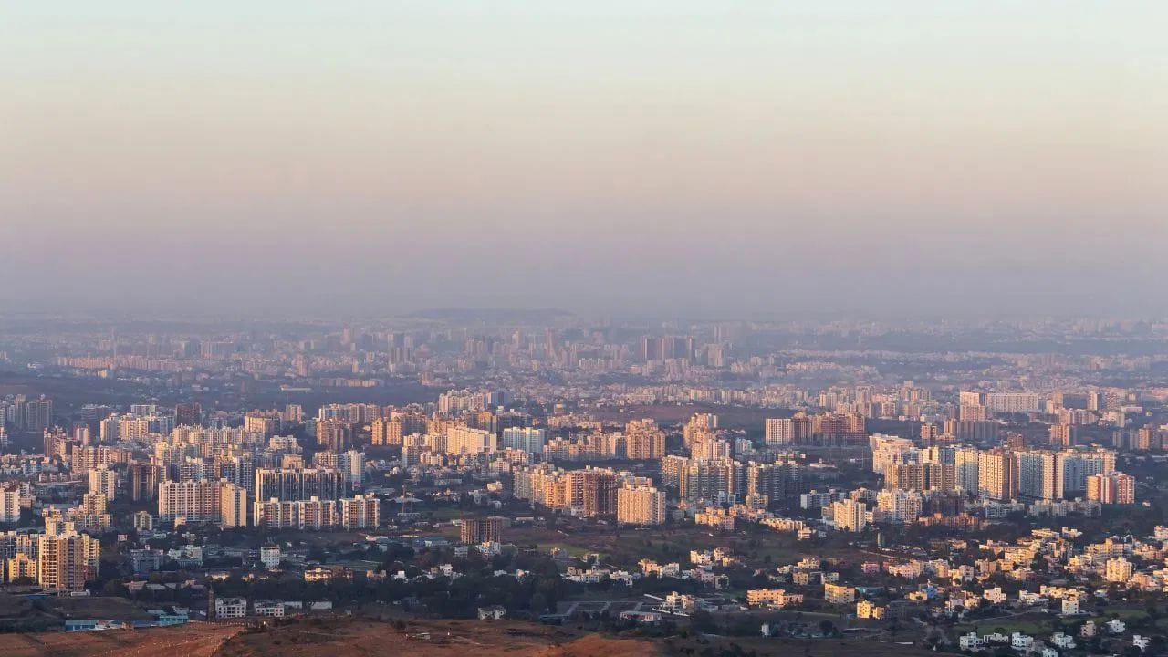 પુણે શહેરે છેલ્લા થોડા વર્ષોમાં સંપત્તિ વૃદ્ધિમાં મોટી છલાંગ લગાવી છે. અહીં હાલમાં 66 ધનિક લોકો વસે છે, જ્યારે 2021માં આ સંખ્યા ફક્ત 31 હતી. આ વૃદ્ધિ પાછળ Cyrus Poonawalla અને તેમનું ફાર્મા સામ્રાજ્ય મહત્વપૂર્ણ કારણ માનવામાં આવે છે. પુણೆಯಲ್ಲಿ કુલ 12 અબજોપતિઓ છે.