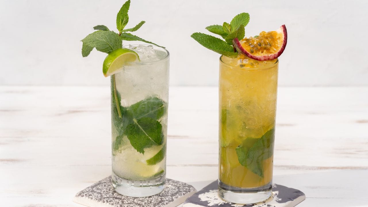 મિન્ટ કૂલેર- તાજા ફૂદીનાના પાન, લીંબુનો રસ, કાળું મીઠું અને ઠંડા પાણીથી બનેલું આ પીણું ગરમીમાં તરત ઠંડક આપે છે. તેનું સુગંધિત સ્વાદ શરીર અને મન બંનેને રિફ્રેશ કરે છે. (Image Credit Source: Social Media)