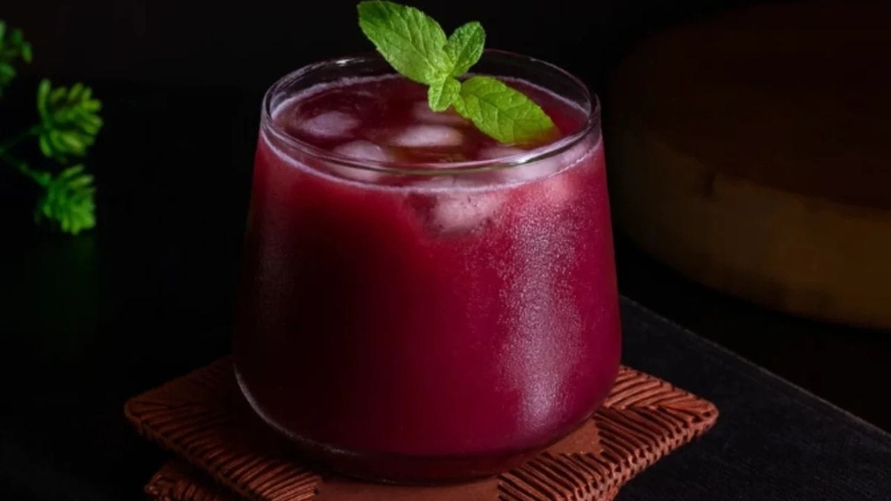 મહારાષ્ટ્રનું લોકપ્રિય પીણું કોકમ શરબત પણ ગરમીમાં ખૂબ ઉપયોગી છે. કોકમને પાણીમાં પલાળીને તેમાં કાળું મીઠું અને લીંબુનો રસ ઉમેરવામાં આવે છે, જે શરીરને તરત ઠંડક આપે છે. (Image Credit Source: Social Media)