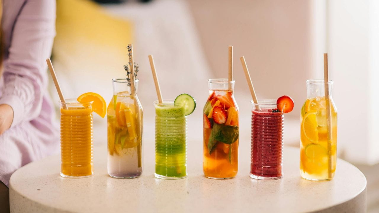 ઉનાળાની કાળઝાળ ગરમીમાં શરીરને હાઇડ્રેટ રાખવું ખૂબ જ જરૂરી છે. વધતી ગરમી અને લૂના કારણે લોકોમાં થાક, ડિહાઈડ્રેશન અને ચક્કર આવવાની સમસ્યાઓ સામાન્ય બની જાય છે. આવા સમયે જો ડાયટમાં કુદરતી અને પરંપરાગત પીણાંનો સમાવેશ કરવામાં આવે તો શરીરને તાત્કાલિક રાહત મળી શકે છે. (Image Credit Source: Social Media)